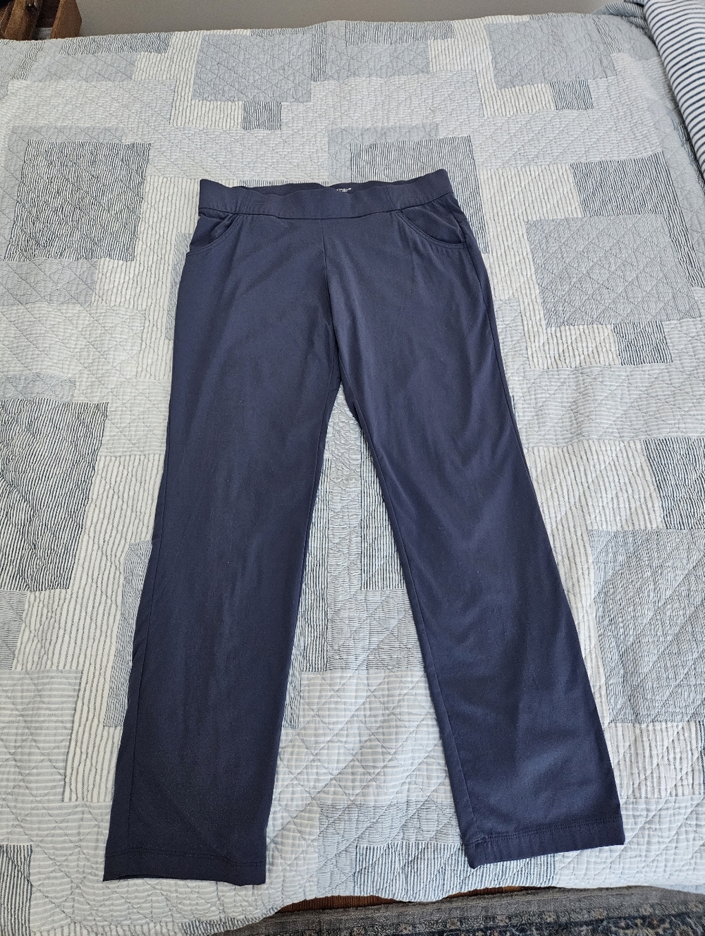 Columbia Omni Shield  Straight-Leg Performance Pants with front Pockets. Size Lg